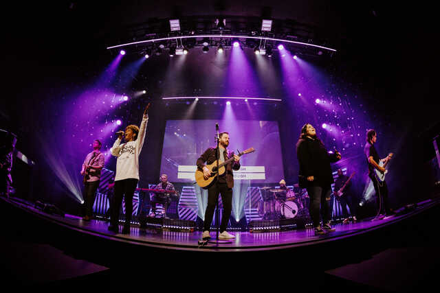 worship leaders singing